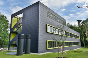 The laboratory building of the Ulrich-Schalk-Str. 3 looks modern with its grey panelling and yellow window framing.